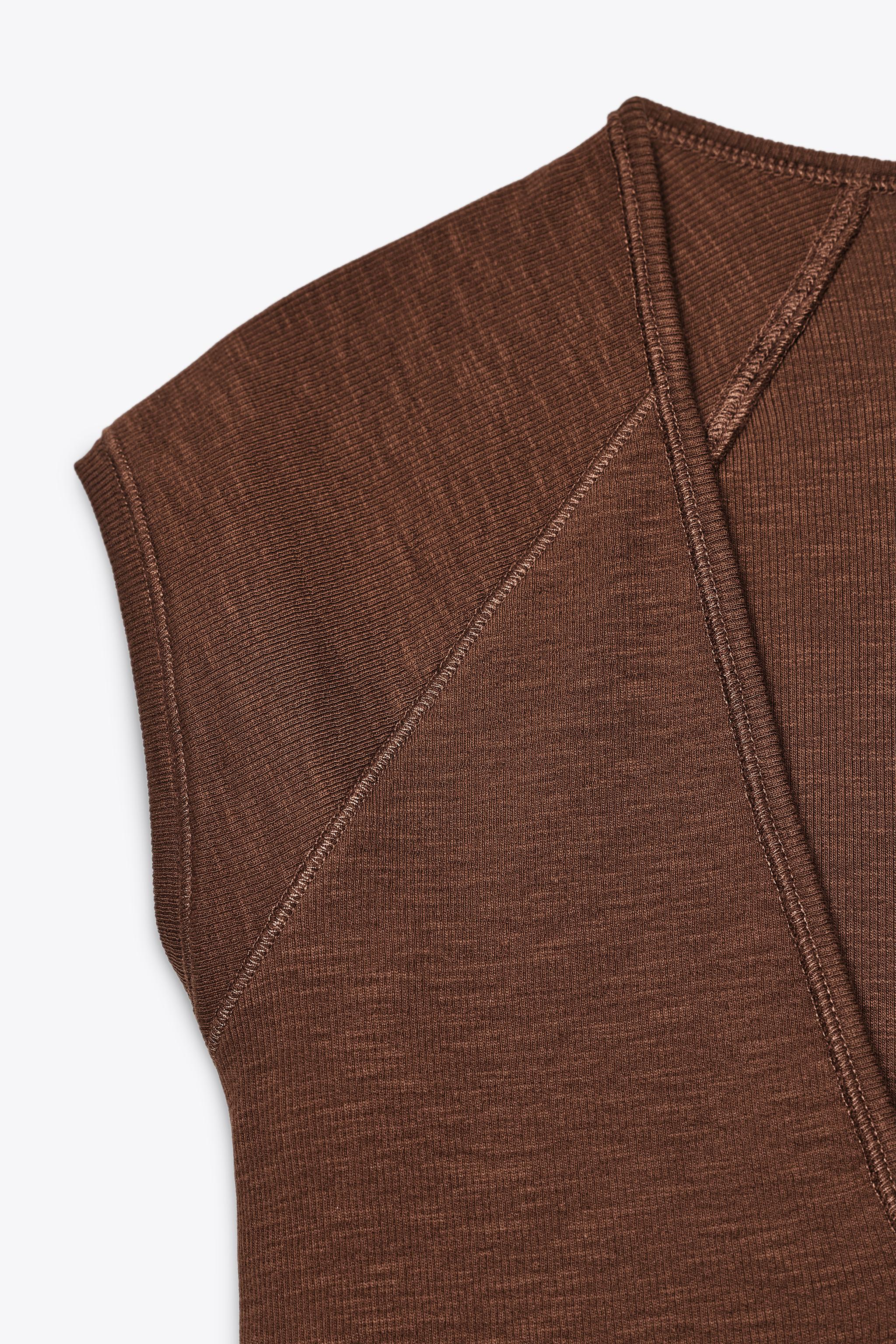 T-SHIRT DÉCOLLETÉ EN V CÔTELÉ